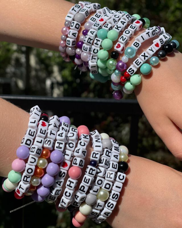 Spent the afternoon making friendship bracelets with my own little #bitchpack for the #TaylorSwift concert in two weeks! 

Swipe for the moment Zoe finally figured out where we were going!